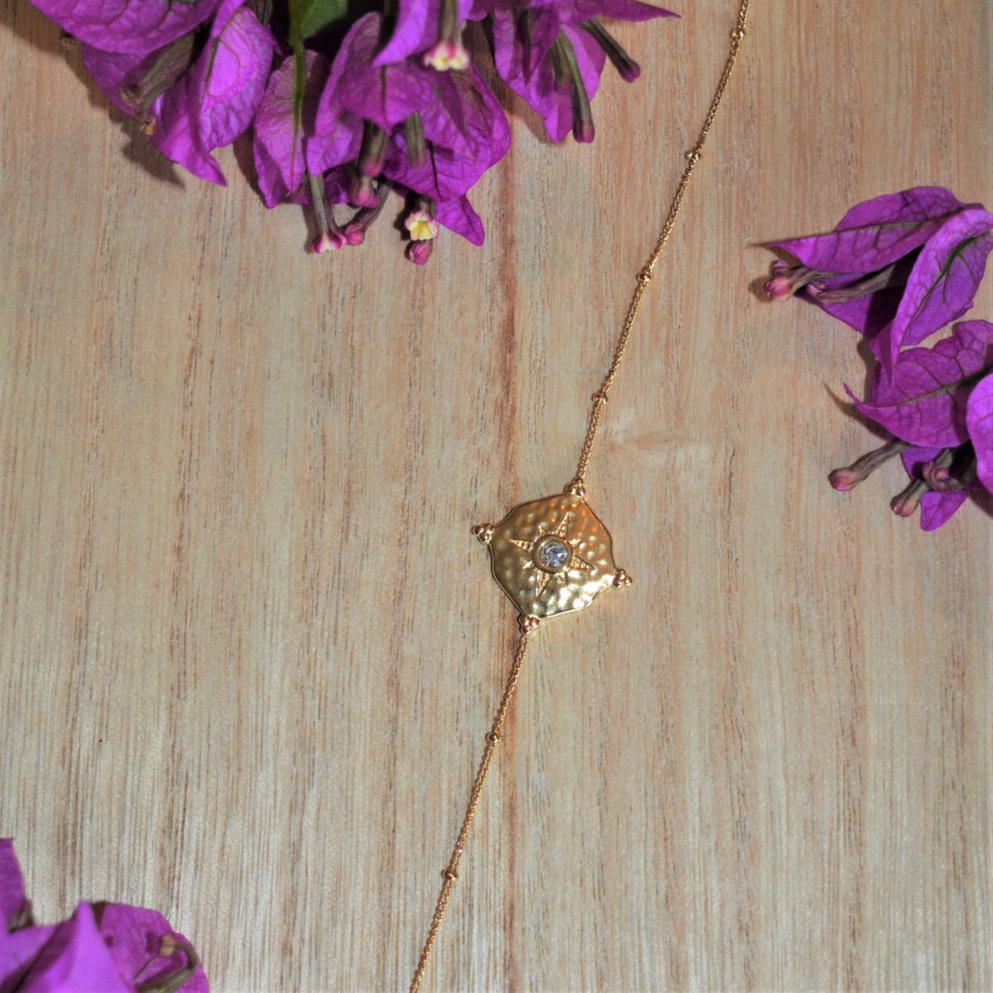 Victoria Armband (golden mit Stein)