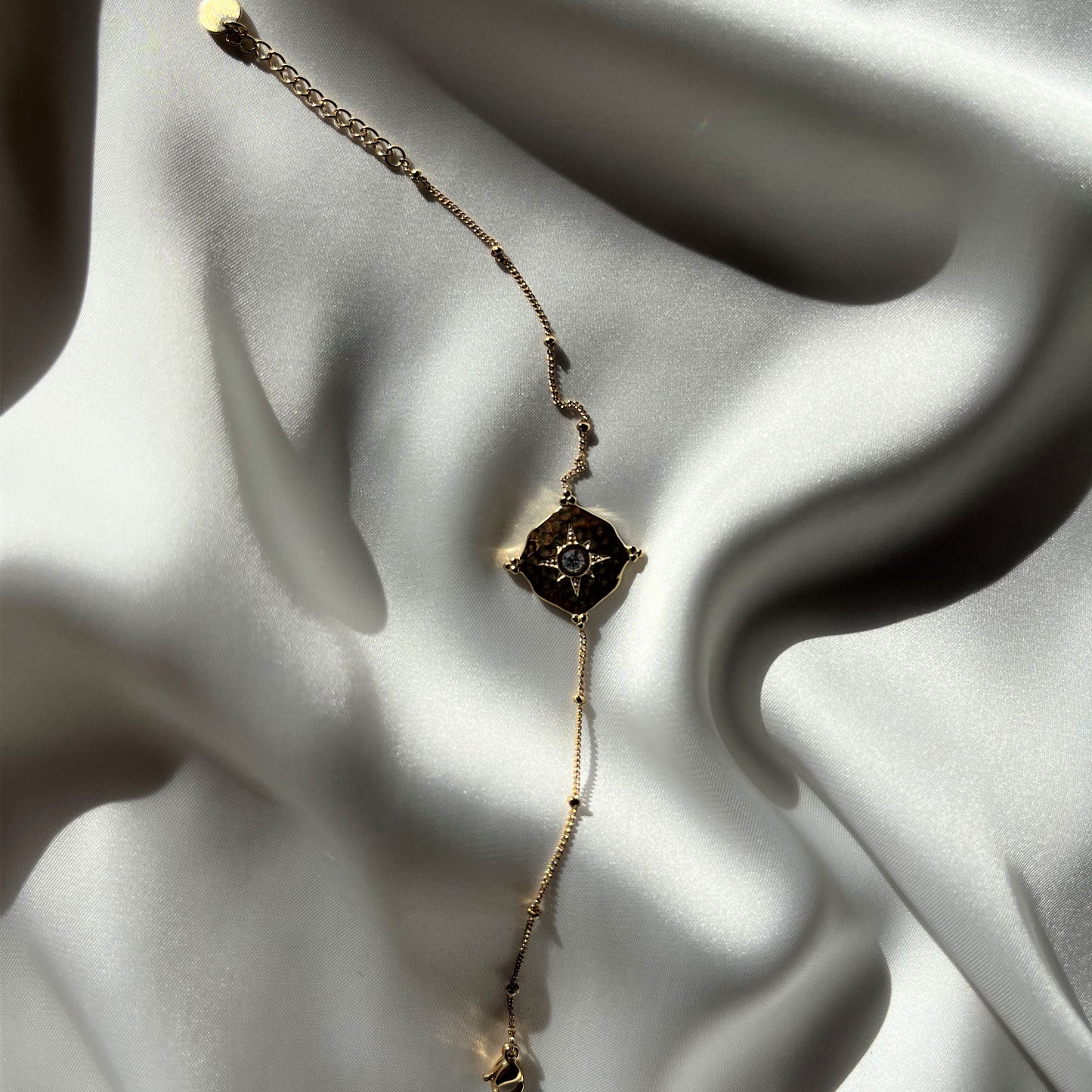 Victoria Armband (golden mit Stein)