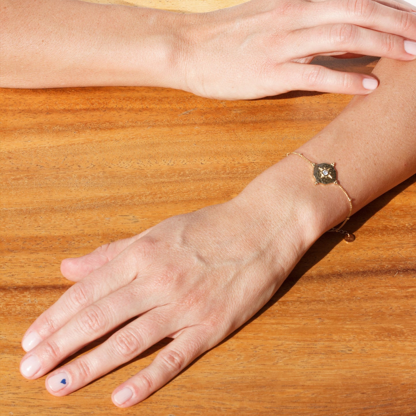 Victoria Armband (golden mit Stein)