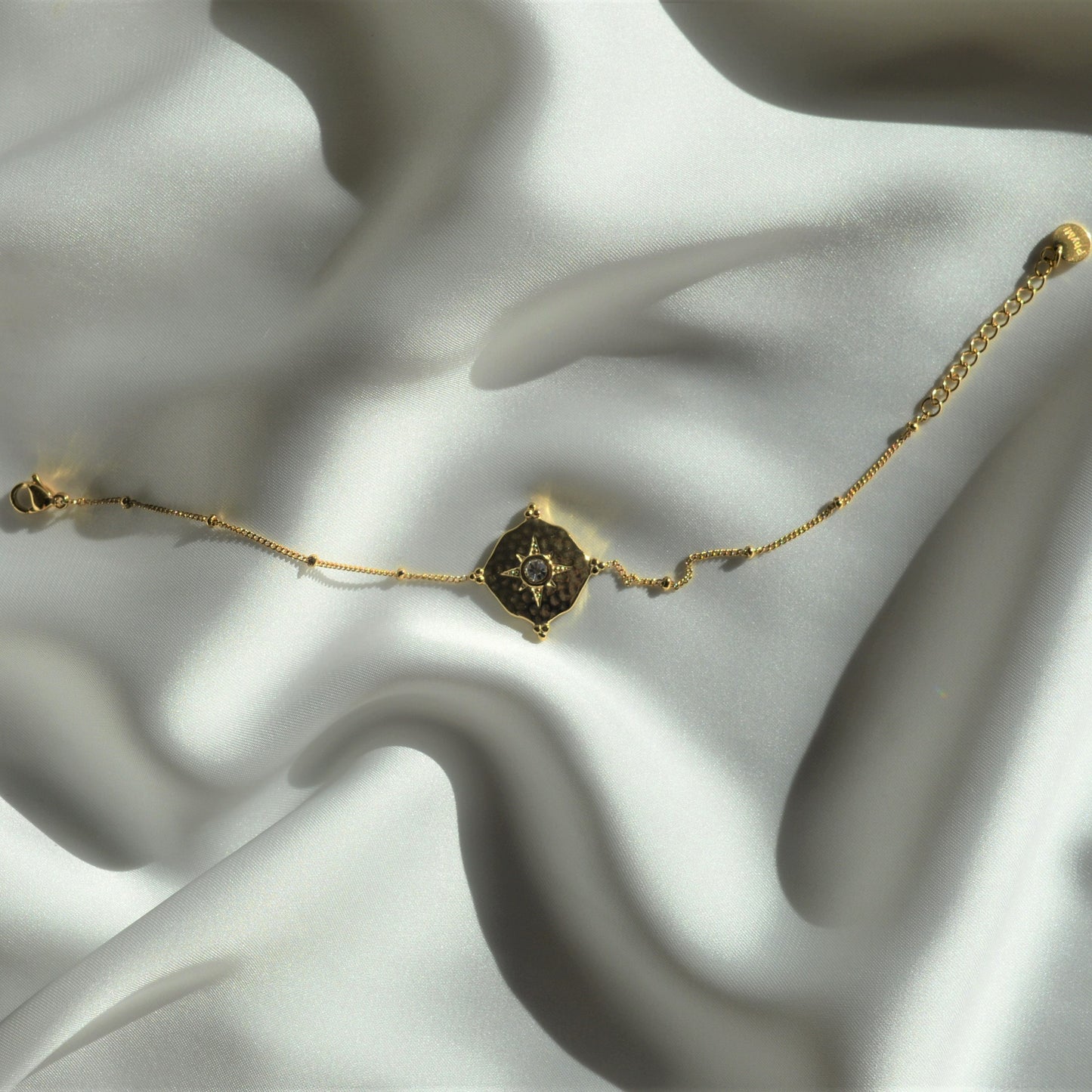 Victoria Armband (golden mit Stein)