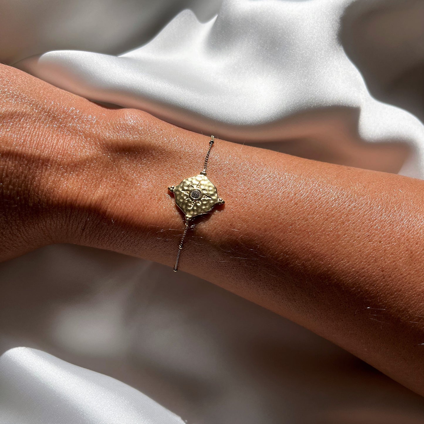 Victoria Armband (golden mit Stein)