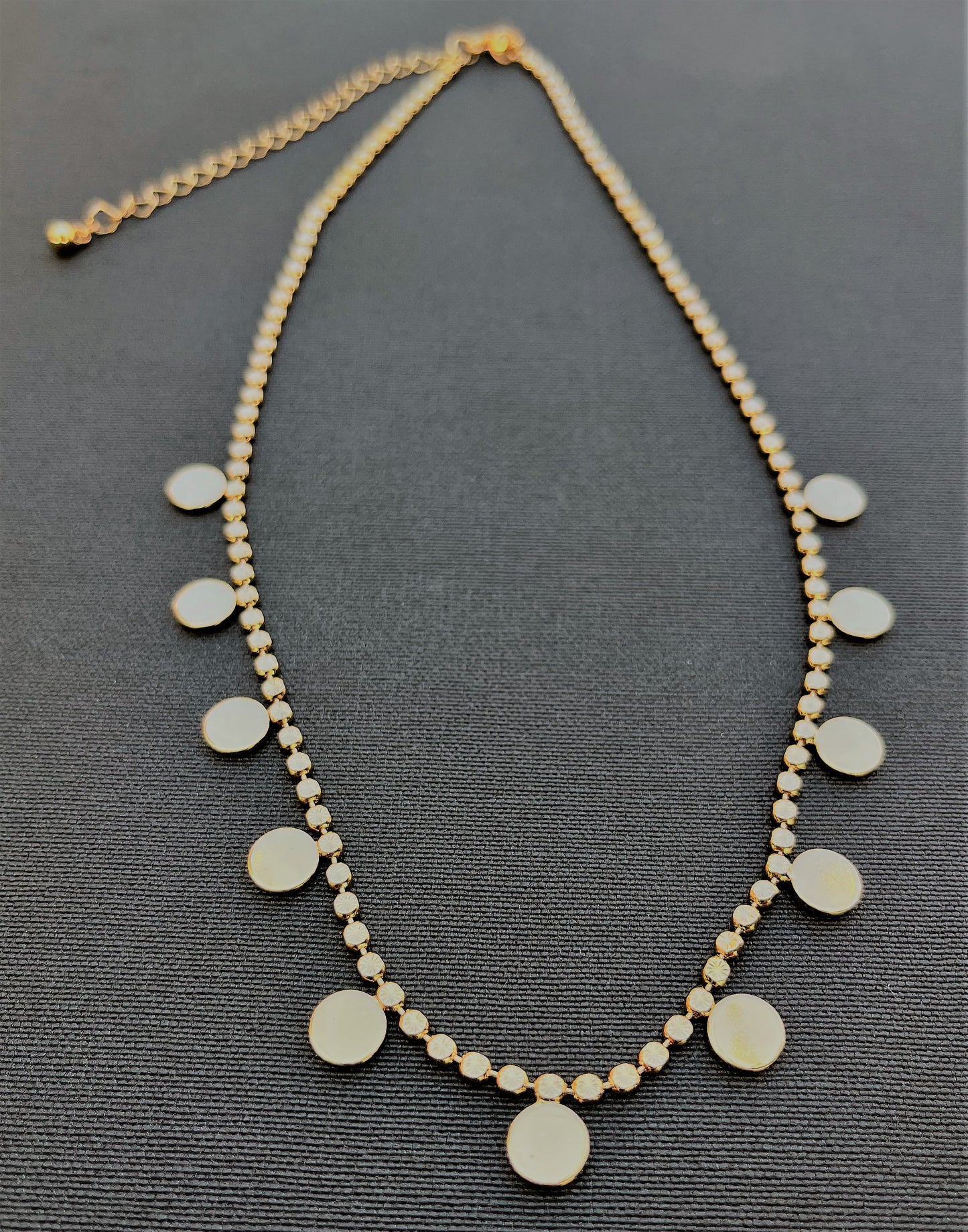 Stern von Vergina, Halskette mit Goldplättchen (gold)