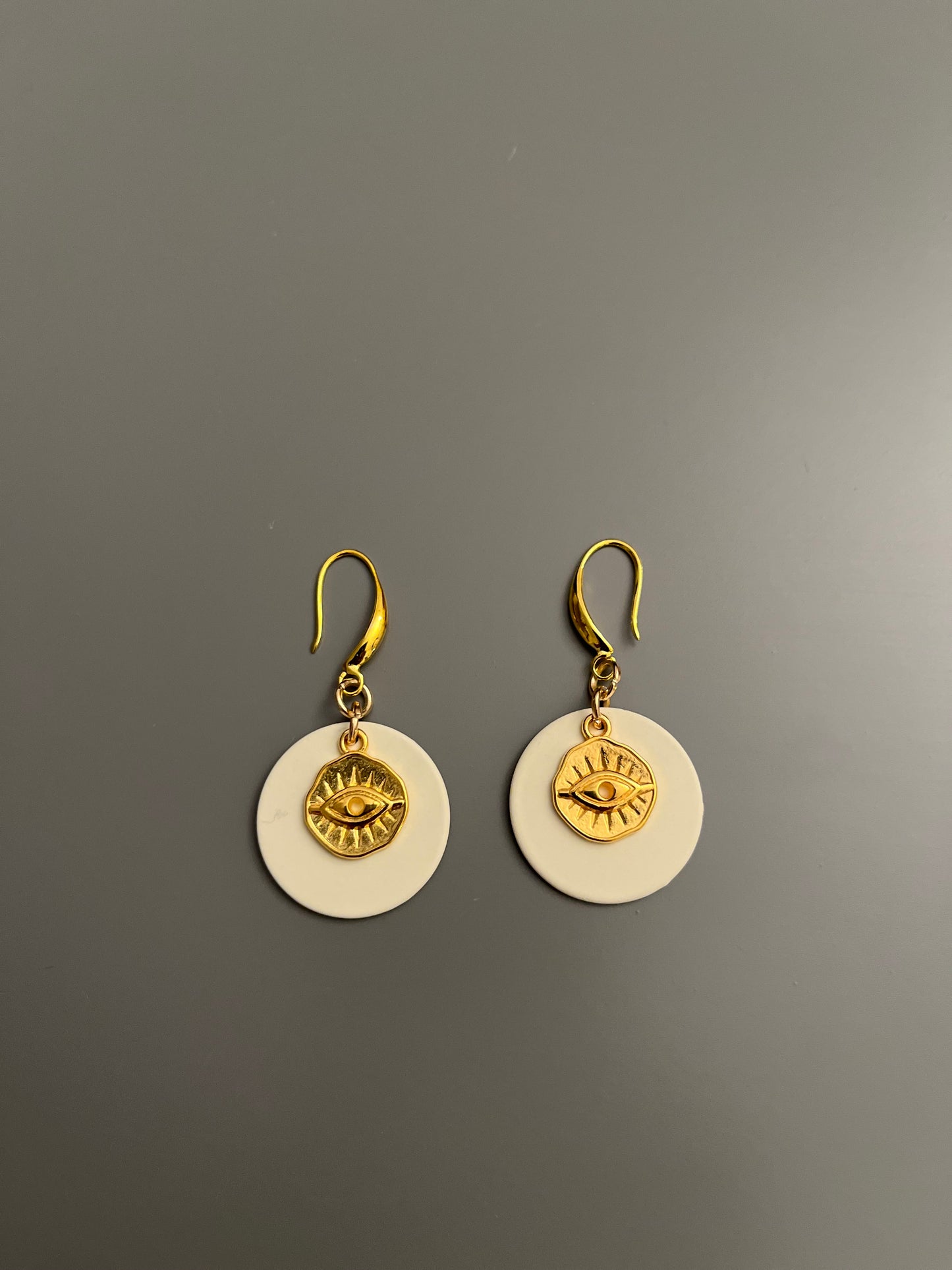 Sofia Ohrring mit Mataki, Evil Eye (weiss/gold)